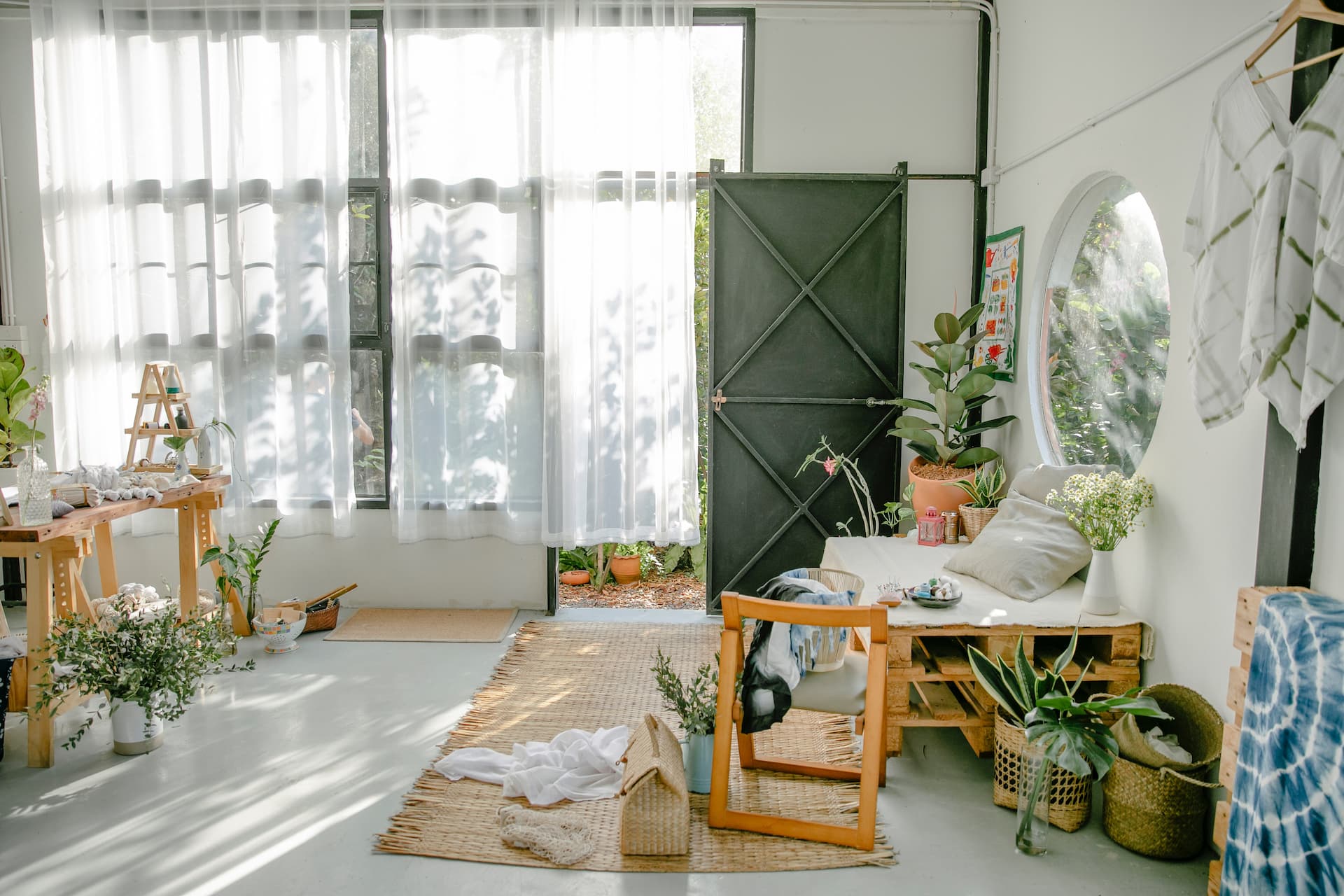 Casa decorada estilo boho chic con cestas de mimbre y plantas